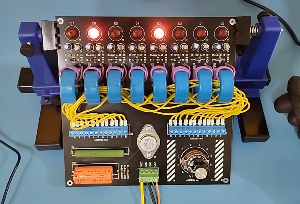 Foto do módulo de memória montado e em funcionamento